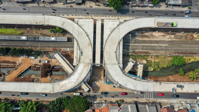 Foto udara pembangunan flyover Lenteng Agung dan flyover Tanjung Barat atau jalan layang tapal kuda di kawasan Lenteng Agung, Jakarta, Rabu (5/8). Foto: Galih Pradipta/ANTARA FOTO