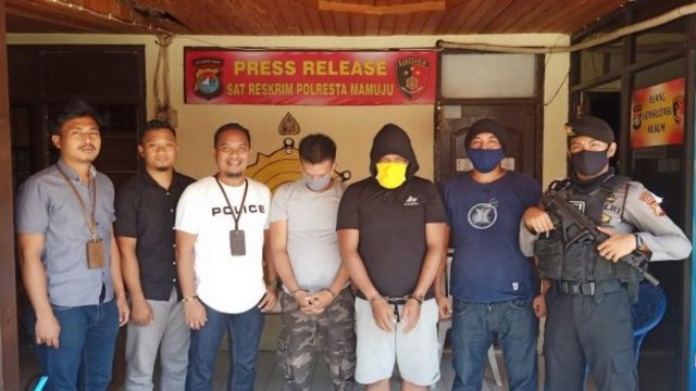 Pelaku penganiayaan Sekretaris Partai Golkar Majene menyerahkan diri ke polisi. Foto: Dok. Polresta Mamuju