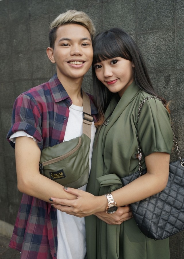 Penyanyi Tegar Septian bersama istrinya Sarah saat ditemui di kawasan Tendean, Jakarta, Selasa, (5/8). Foto: Ronny