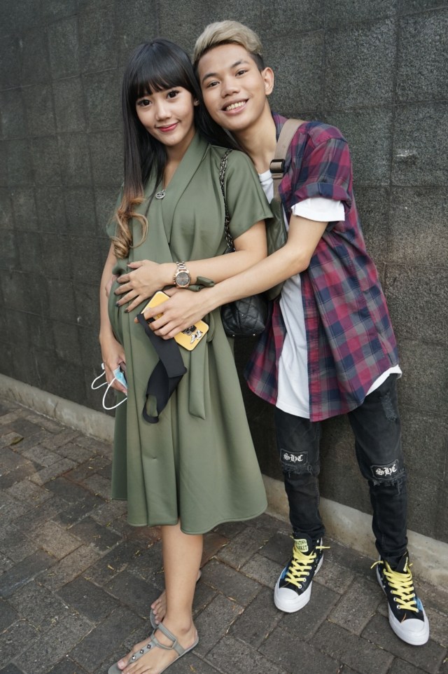 Penyanyi Tegar Septian bersama istrinya Sarah saat ditemui dikawasan Tendean, Jakarta, Selasa, (5/8). Foto: Ronny