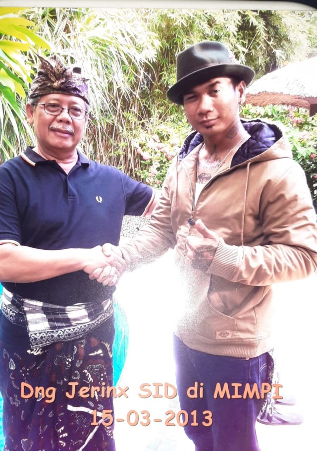 Foto kenangan Made Supatra Karang bersama Jerinx - IST