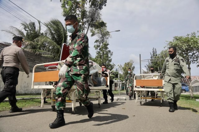 Petugas gabungan membersihkan gedung lama RSUDZA untuk tambahan ruang rawat pasien COVID-19 di Aceh yang terus bertambah, Senin (3/8). Foto: Suparta/acehkini