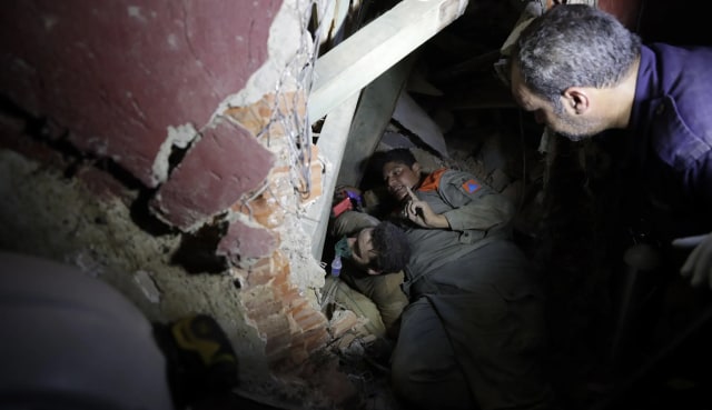 Proses evakuasi korban ledakan di Beirut, Lebanon. Foto: Hassan Ammar/AP