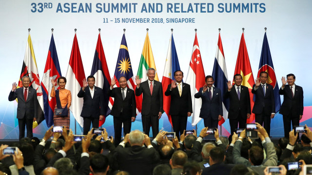 Pemimpin negara-negara ASEAN berkumpul untuk berfoto bersama dalam upacara pembukaan KTT ASEAN ke-33 di Singapura, Selasa (13/11/2018).  Foto: ANTARA FOTO/Bayu Prasetyo.