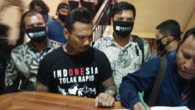 Wayan Gendo Suardana (ujung kanan) saat bersama Jerinx hadir di Polda bali - KAD