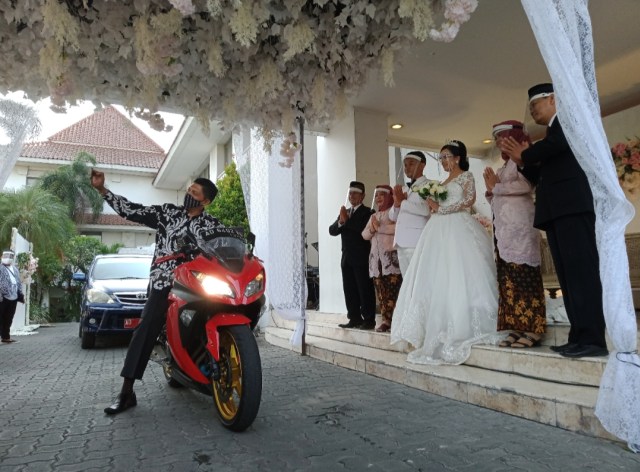 Mewabahnya virus corona saat ini berdampak banyak terhadap industri perhotelan. Salah satunya adalah yang dilakukan Sahid Jaya Hotel Solo yang membuat konsep Wedding Drive Thru