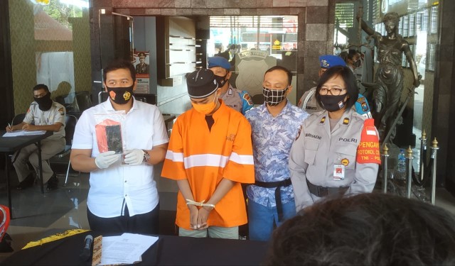 Kasat Reskrim Polresta Malang Kota, AKP Azi Pratas Guspitu, saat rilis gelar perkara menangkap pelaku pencurian hape di sebuah guest house di Kota Malang. Foto: Ulul Azmi.