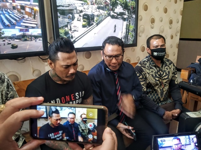 Jerinx bersama pengacaranya memberikan keterangan usai pemeriksaan - WIB