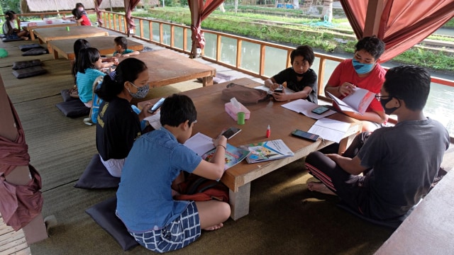 Sejumlah siswa SD belajar secara "online" atau daring di Waroeng D'Abing, Desa Bitera, Gianyar, Bali, Kamis (6/8). Foto: Nyoman Hendra Wibowo/ANTARA FOTO