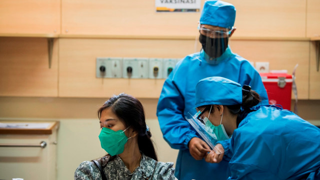 Petugas kesehatan menyuntikan vaksin kepada relawan saat simulasi uji klinis vaksin COVID-19 di Fakultas Kedokteran Universitas Padjadjaran, Bandung, Jawa Barat, Kamis (6/8). Foto: M Agung Rajasa/ANTARA FOTO