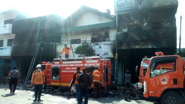 Api yang membakar tiga toko mebel di Rembang akhirnya padam. Foto: Damkar Kab Rembang