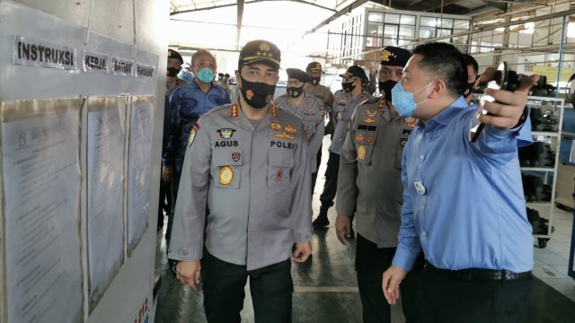 Kepala Badan Pemelihara Kemananan Polri Komjen Agus Andrianto meninjau perusahaan sepatu di Kabupaten Bandung Barat. Foto: Dok. Istimewa