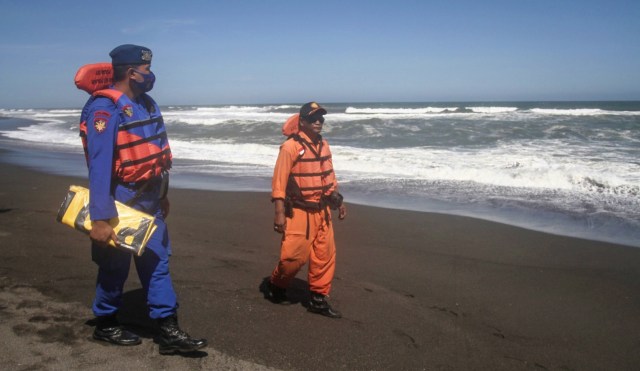 Tim SAR gabungan melakukan penyisiran di sepanjang pantai Goa Cemara, Sanden, Bantul, DI Yogyakarta, Kamis (6/8). Foto: Hendra Nurdiyansyah/ANTARA FOTO