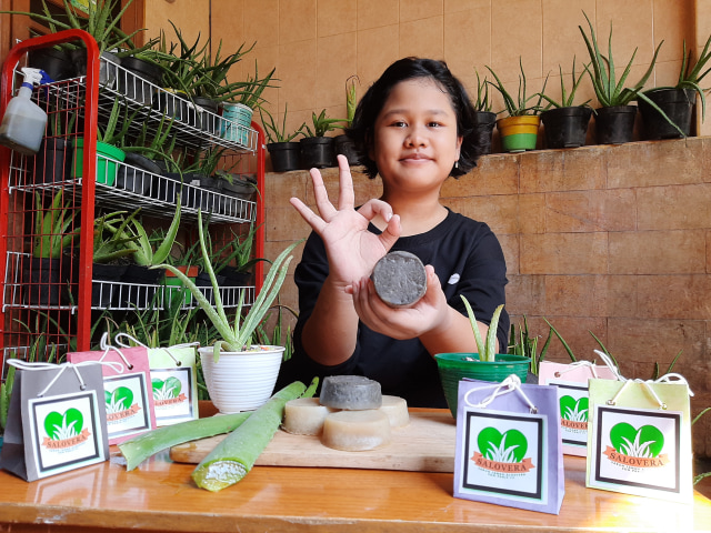 Sasa menunjukkan Satora buatannya. Foto-foto: Amanah Nur Asiah/Basra