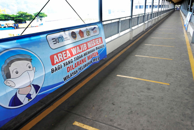 Suasana di gang way jalur penumpang pejalan kaki sepi dari orang yang melintas di Pelabuhan Merak, Banten. Foto: Asep Fathulrahman/Antara Foto
