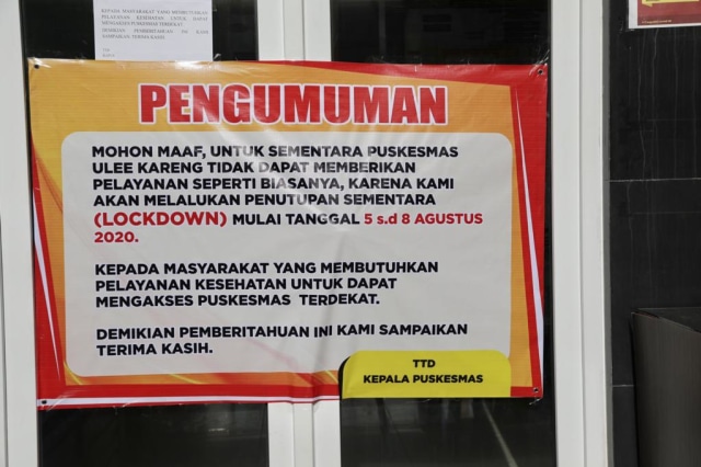 Pengumuman penutupan di Puskesmas Ulee Kareng. Foto: Suparta/acehkini 