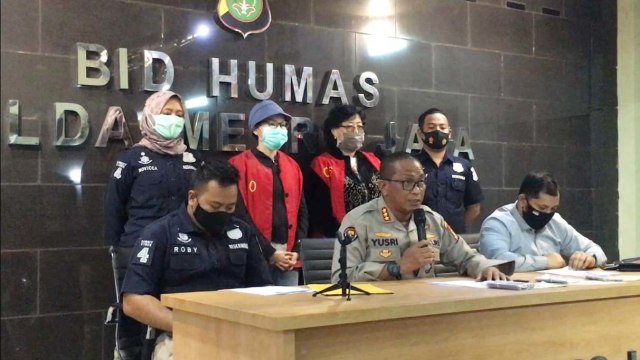 Polisi menunjukkan kedua tersangka pencemaran nama baik Ahok. Foto: Dok. Istimewa