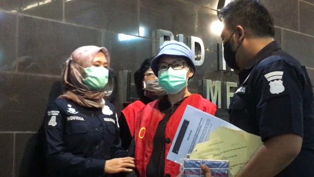 Polisi menunjukkan kedua tersangka pencemaran nama baik Ahok. Foto: Dok. Istimewa