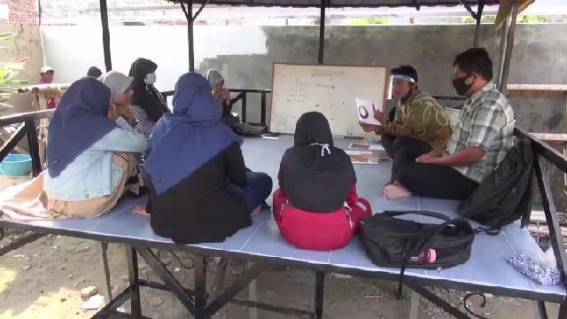 Kelompok siswa SMK Muhammadiyah Adiwerna saat mengikuti home schooling. 