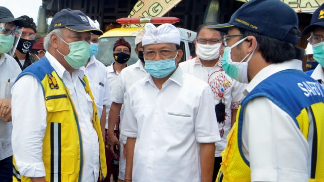 Menteri PUPR Basuki Hadimuljono (kiri) didampingi Gubernur Bali Wayan Koster (tengah) meninjau kawasan lokasi rencana pembangunan Tol Denpasar-Gilimanuk di kawasan Mengwi, Badung, Bali, Kamis (6/8). Foto: Fikri Yusuf/ANTARA FOTO