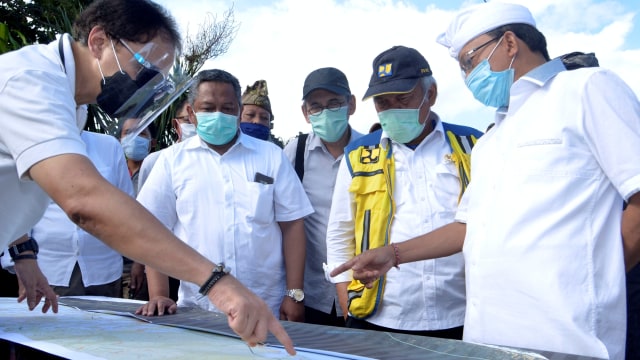 Menteri PUPR Basuki Hadimuljono (kedua kanan) didampingi Gubernur Bali Wayan Koster (kanan) mengamati rencana pembangunan Tol Denpasar-Gilimanuk di kawasan Mengwi, Badung, Bali, Kamis (6/8). Foto: Fikri Yusuf/ANTARA FOTO