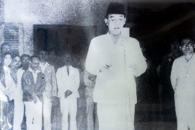Soekarno membacakan teks proklamasi RI. Foto: Wikipedia