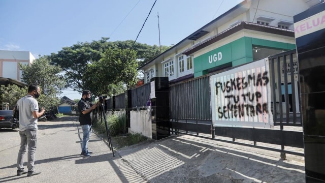 Dua reporter mengambil gambar suasana di Puskesmas Ingin Jaya, Aceh Besar. Foto: Suparta/acehkini