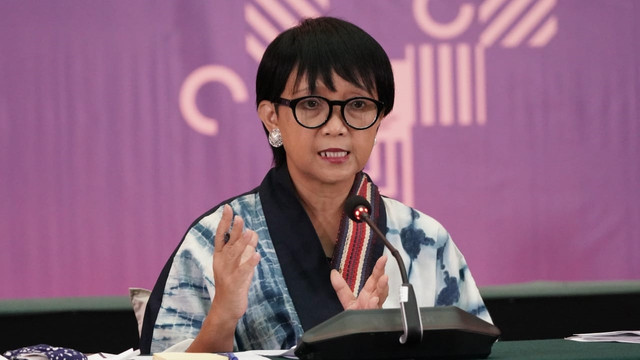 Menteri Luar Negeri RI Retno Marsudi dalam press briefing virtual, Jumat (7/8) Foto: Kemlu RI