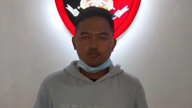 'Gilang Bungkus' kain jarik usai ditangkap Satreskrim Polres Kapuas. Foto: Satreskrim Polres Kapuas