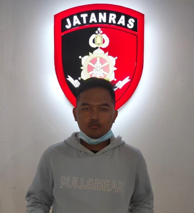 'Gilang Bungkus' kain jarik usai ditangkap Satreskrim Polres Kapuas. Foto: Satreskrim Polres Kapuas