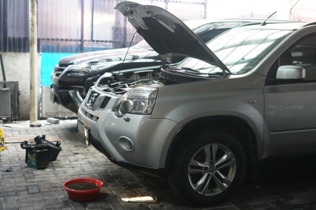 Servis Mobil Matik. Foto: Mhammad Ikbal/kumparan