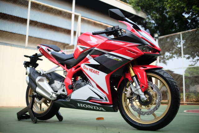 Tampilan depan Honda CBR250RR SP varian warna Honda Racing Red. Foto: Bangkit Jaya Putra/kumparan