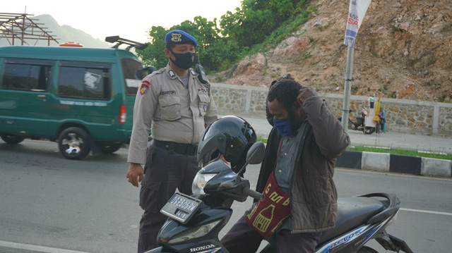 Seorang pengendara motor di Papua yang tak kedapatan tak menggunakan helm. (Dok Polda Papua)