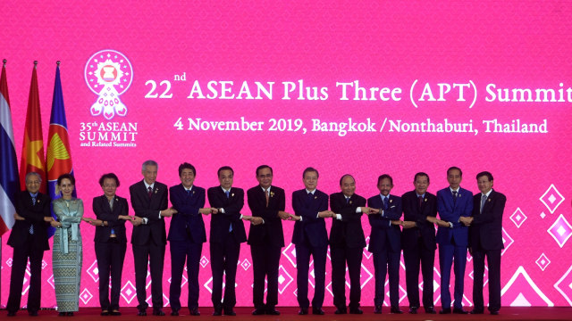 Presiden Joko Widodo (kedua kanan) pada KTT ke-22 ASEAN Plus Three (APT) di Bangkok, Thailand, Senin (4/11/2019). Foto: ANTARA FOTO/Akbar Nugroho Gumay