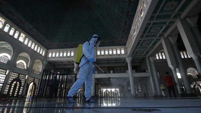 Hidup di tengah pandemi virus corona (COVID-19) telah mengubah banyak kebiasaan masyarakat di Indonesia. Foto: Mochammad Asim/ANTARA FOTO