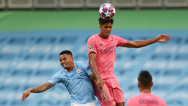 Aksi pemain Real Madrid, Raphael Varane saat laga melawan Manchester City di Stadion Etihad, Manchester, Inggris, Jumat (7/8). Foto: Oli Scarff/REUTERS