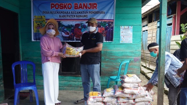 Anggota DPD RI asal Sultra, Wa Ode Rabia Aladawia Ridwan, saat menyalurkan bantuan berupa sembako kepada warga korban banjir di Kabupaten Konawe. Foto: Istimewa/kendarinesia.