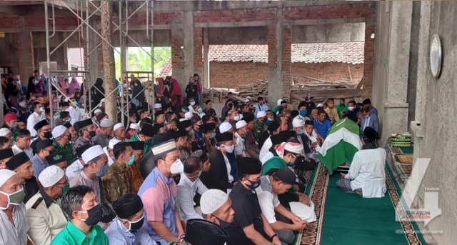 Jenazah Reni Marlinawati di Masjid Al-Ikhlas, Desa Cimaja, Kecamatan Cikakak, Kabupaten Sukabumi, Sabtu (8/8/2020). | Sumber Foto:Oksa BC