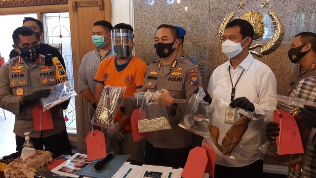 Tim Polrestabes Surabaya akhirnya telah mengamankan pelaku 'fetish kain jarik' Gilang Aprilian Nugraha Pratama. Foto-foto: Amanah Nur Asiah/Basra