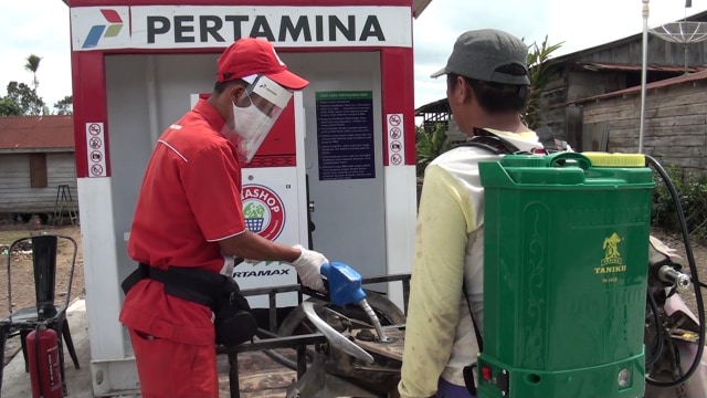Masyarakat desa mengisi bahan bakar sepeda motornya di Pertashop Pertamina. Foto: Dok. Pertamina