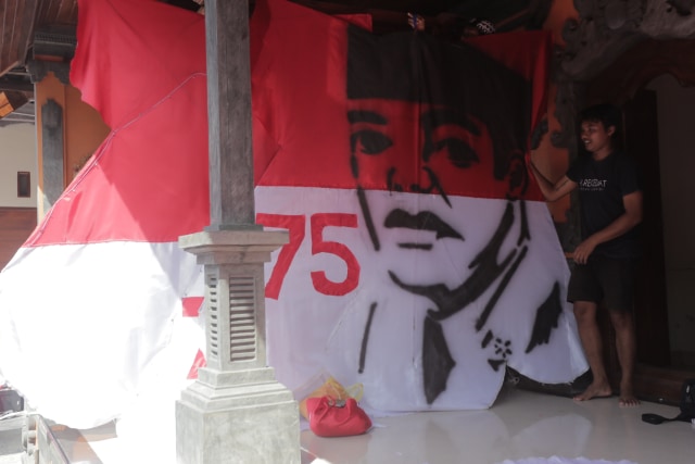 Layang-layang merah putih dengan gambar Bung Karno siap diterbangkan - KR15