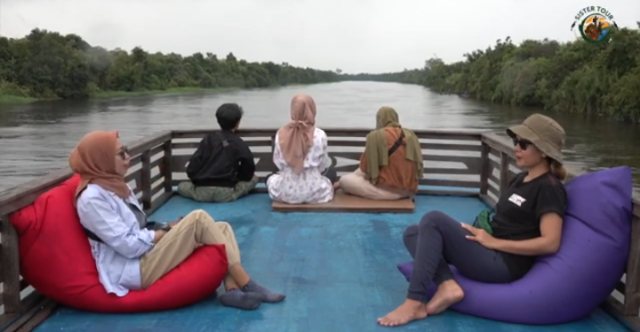 ﻿Duduk santai diatas kapal menikmati keindahan sungai arut. Doc. Youtube InfoPBUN.
