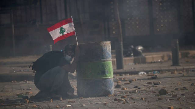 Aksi protes warga di Gedung Parlemen di Beirut, Lebanon. Foto: HANNAH MCKAY/REUTERS