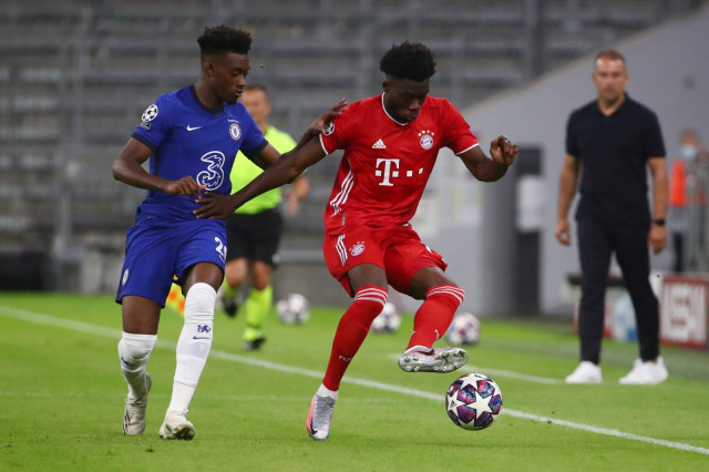 Aksi pemain Bayern Muenchen Alphonso Davies dan pemain Chelsea Callum Hudson-Odoi di Allianz Arena, Munchen, Jerman, Sabtu (8/8). Foto: Michael Dalder/REUTERS