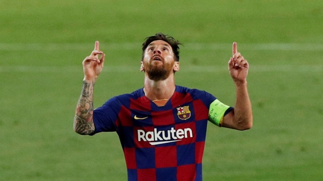 Pemain Barcelona Lionel Messi melakukan selebrasi usai mencetak gol ke gawang Napoli di Camp Nou, Barcelona, Spanyol, Sabtu (8/8). Foto: Albert Gea/REUTERS