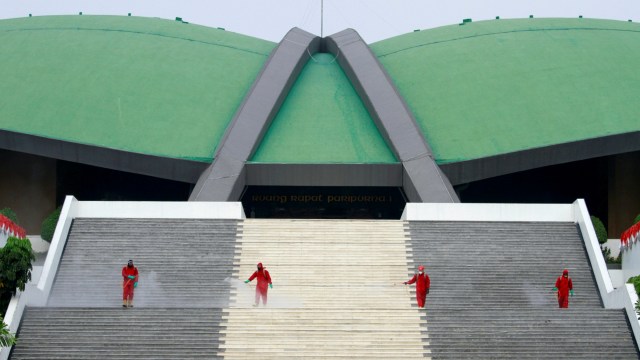 Sejumlah petugas Damkar DKI melakukan penyemprotan disinfektan di area komplek gedung MPR/DPR/DPD RI, Senayan, Jakarta Pusat, Minggu (9/8). Foto: Ajeng Dinar Ulfiana/REUTERS