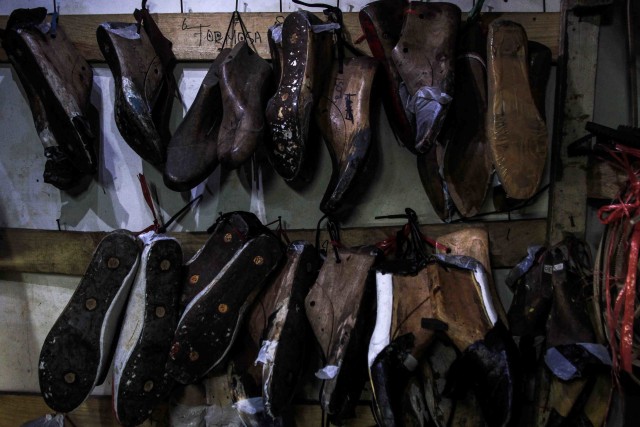Kayu untuk mempermudah proses pembuatan sepatu.