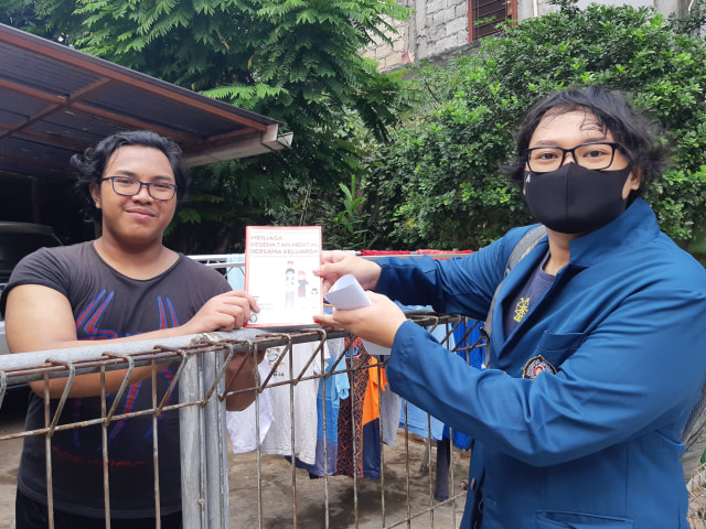 Sigit (21 tahun) melakukan sosialisasi kepada salah satu warga RT004/RW023