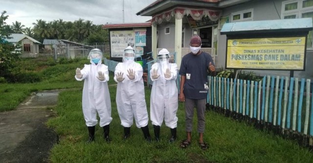 Penyerahan bantuan pencegahan COVID-19 ke Puskesmas Gane Dalam, Kabupaten Halmahera Selatan, Provinsi Maluku Utara, berupa 10 set alat pelindung diri.