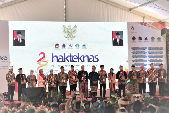 Menristekdikti memberikan Anugerah Iptek dan Inovasi. Foto: Dok. Kemenristekdikti
